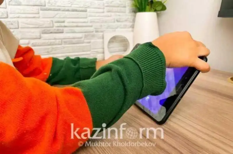 Atyraýda bes mekteptiń oqýshylary tórtinshi toqsandaǵy sabaqty onlaın oqıdy