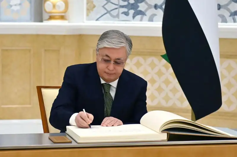 Qasym-Jomart Toqaev BAÁ-de Qurmetti qonaqtar kitabyna qoltańba qaldyrdy