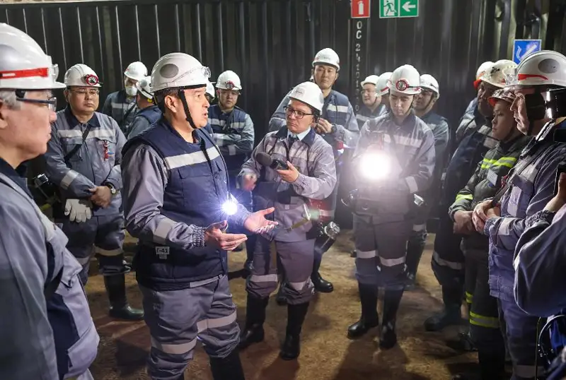 Алихан Смаилов выслушал проблемные вопросы медработников и горняков Улытауской области