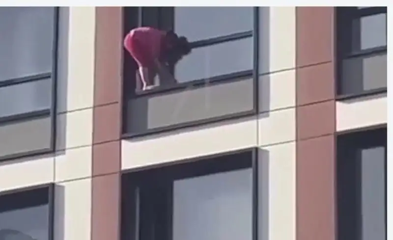 الەۋمەتتىك جەلىدە 17-قاباتتا تەرەزە جۋعان استانالىق جۇرتتى شوشىتتى - ۆيدەو