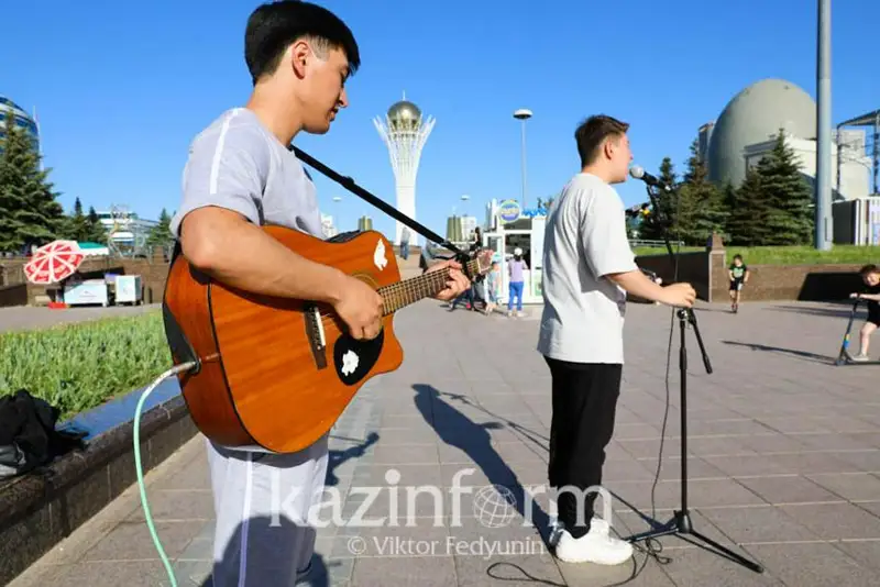 پوليتسيا كوشەلەردە وتىراتىن مۋزىكانتتارعا قانداي جاعدايدا شەكتەۋ قوياتىنىن بەردى