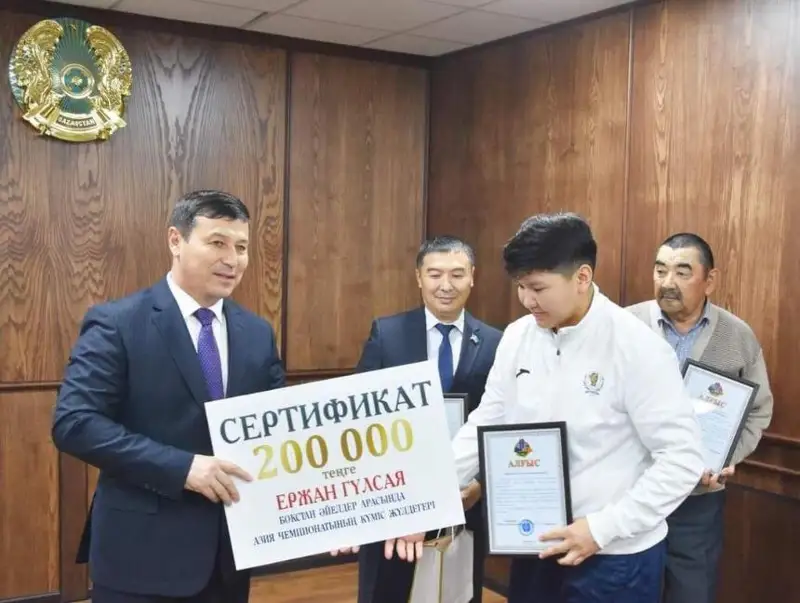 Boksshy Gúlsaıa Erjannyń atasy: Qazaq otbasynda ákeniń orny bólek