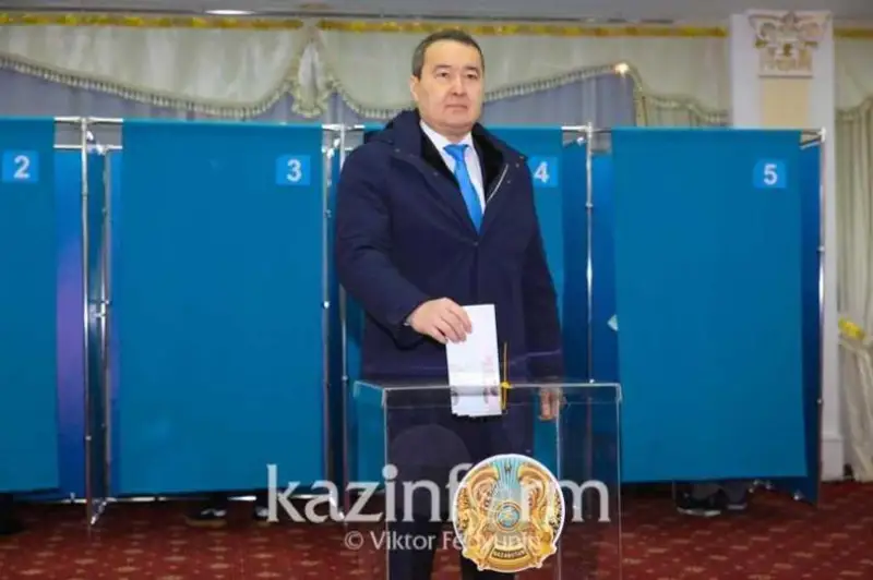 ءاليحان سمايىلوۆ سايلاۋدا ءوز تاڭداۋىن جاسادى