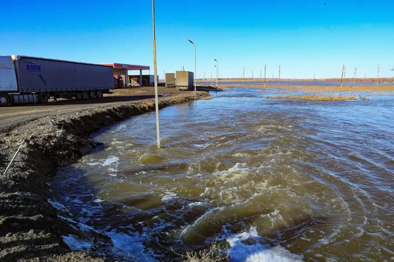 Бөгеті бұзылған Қаратал ауылында екі үй мен бірнеше аулаға су кірді