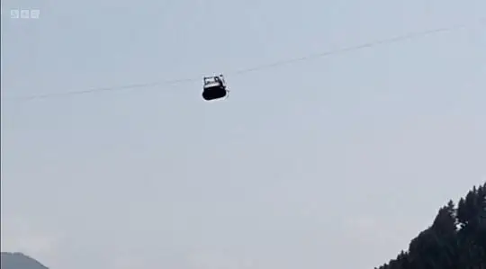 Мактабга бораётганда: Покистонда осма йўлда қолиб кетган одамлар қутқарилди