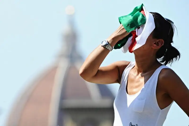 Изнуряющая жара в Европе: в 15 городах Италии объявлен красный уровень опасности