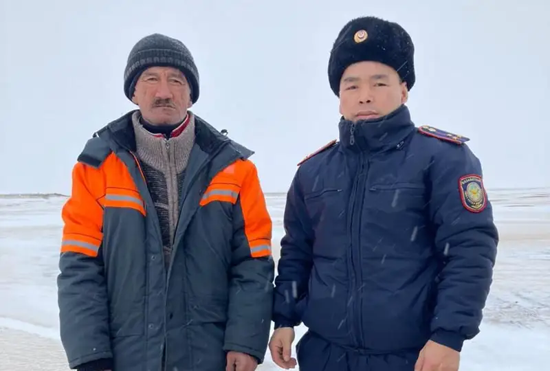 Замерзающего пастуха отыскал в степи участковый в Костанайской области