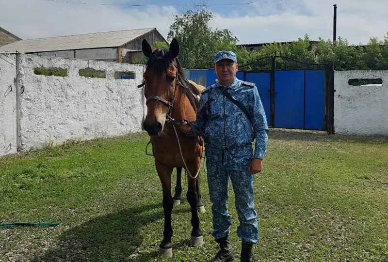 اتقا ءمىنىپ قىلمىسكەردى قۇرىقتايدى: وسكەمەندە اتتان تۇسپەيتىن پوليتسەيلەر جايلى