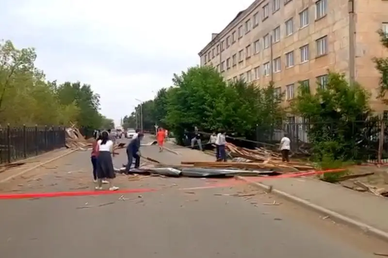 Jezqazǵandaǵy mýzykalyq kolledjdiń shatyryn jel julyp áketti