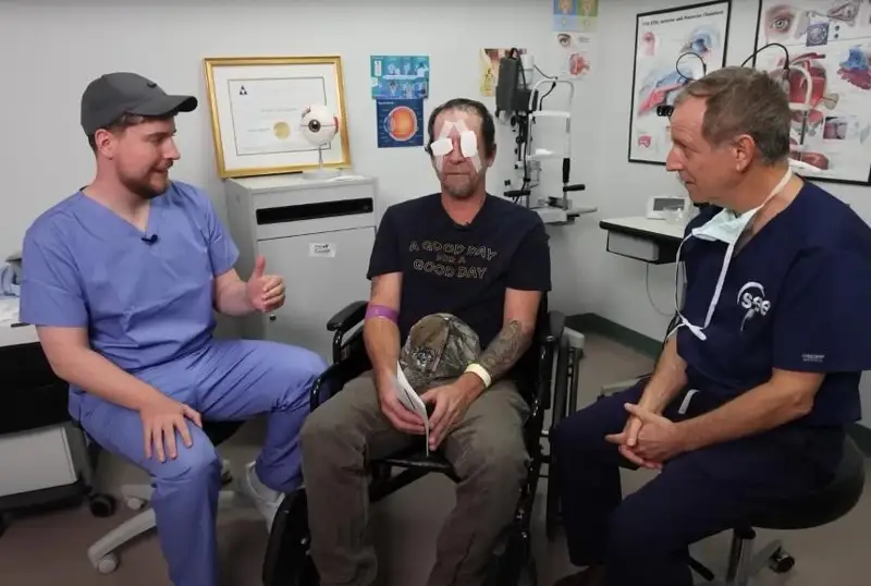 Дунёга машҳур блогер ўз маблағи эвазига 1000 нафар кўзи ожиз одамни операция қилдирди