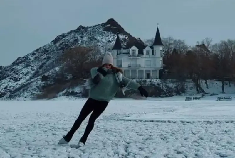 مانەرلەپ سىرعاناۋشى كسەنيا پانكراتوۆا قاپشاعاي مۇز ايدىنىندا ۆيدەو ءتۇسىردى