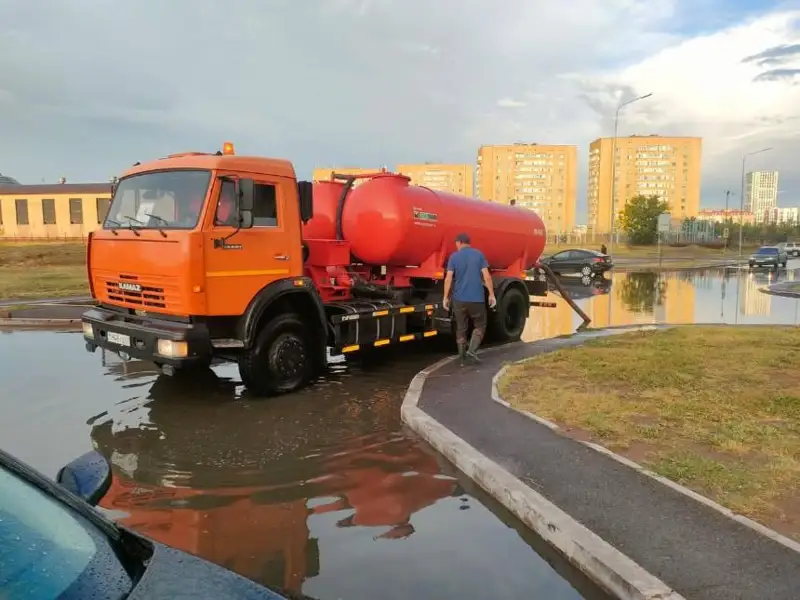 Более 100 единиц техники устраняют последствия ливня в Астане