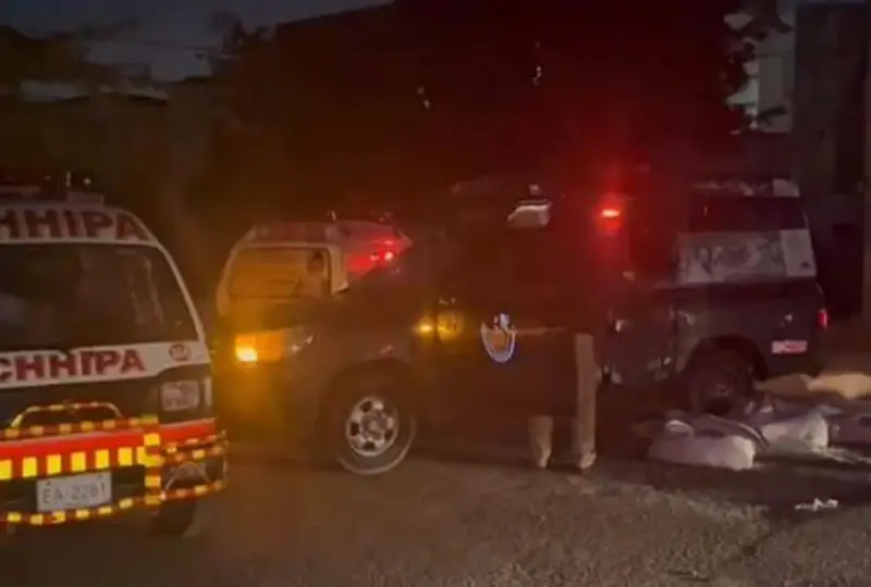 Группа экстремистов штурмует главный офис полиции Карачи