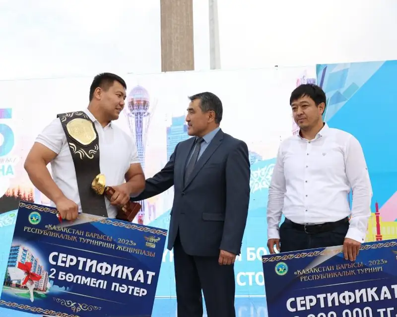 جامبىل وبلىسىنىڭ اكىمى «قازاقستان بارىسى» عالىمجان قىرىقبايعا پاتەر كىلتىن تابىستادى
