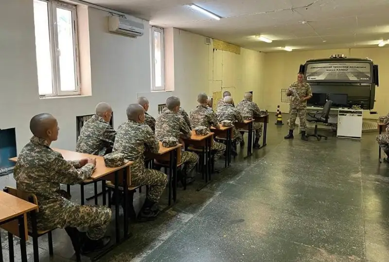Бесплатно обучиться на военных водителей можно в школе Минобороны РК