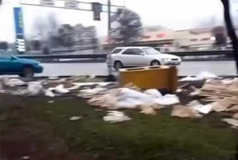 Almatyda merekede gúl satqandar artyna toltyryp qoqys tastap ketken