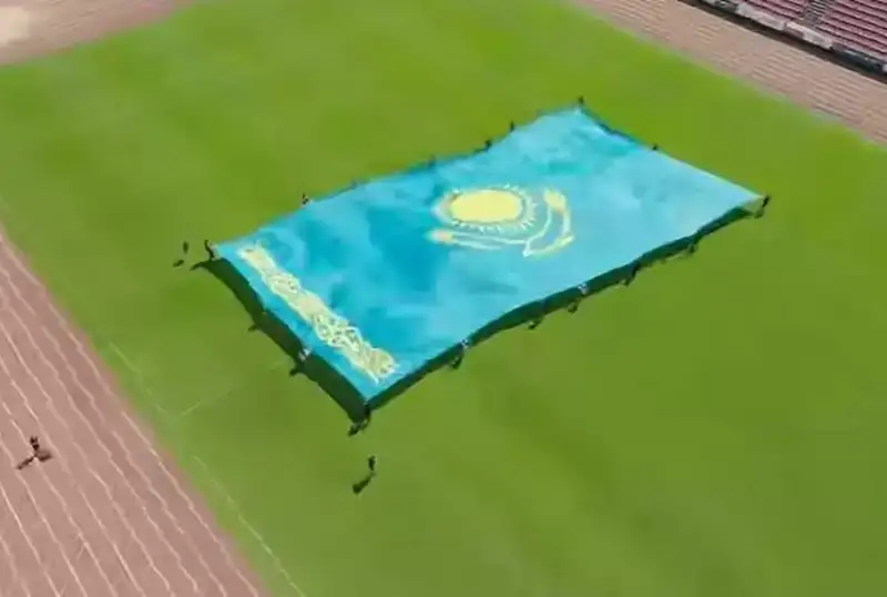 Самый большой флаг Казахстана развернули в Финляндии