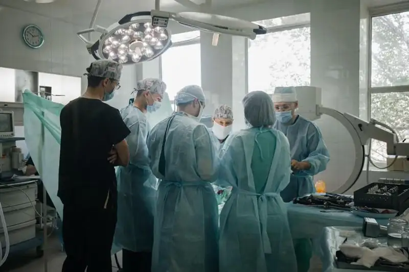 Elordalyq dárigerler Atyraýda bir kúnde 16 kúrdeli ota jasady