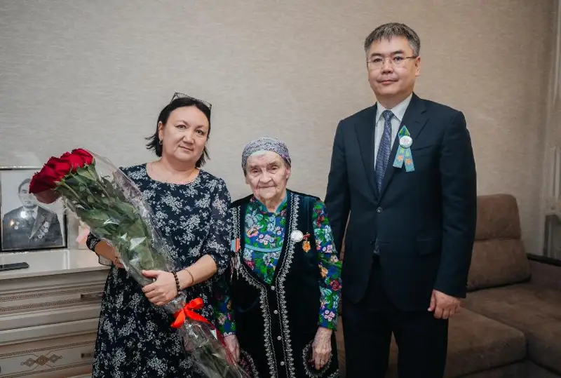 Узницу концлагеря Екатерину Абсатырову поздравили в Атырау с Днем Победы