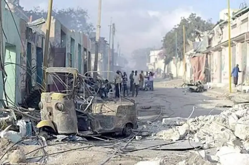 В Сомали в результате двух взрывов у офиса депутата погибли 15 человек