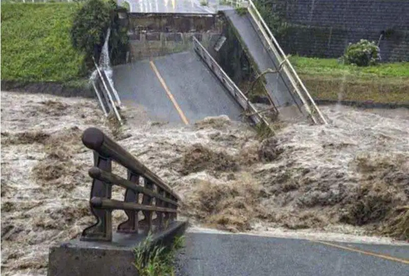 37-метровый мост рухнул на юго-западе Японии