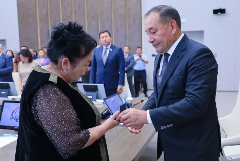 Супруге Бердибека Сапарбаева передали знак Почетного гражданина Актюбинской области