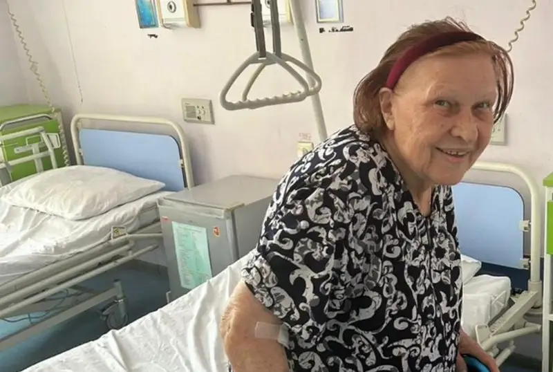 Almatylyq dárigerler jambas súıegi synǵan 90 jastaǵy ájeni aıaǵynan tik turǵyzdy