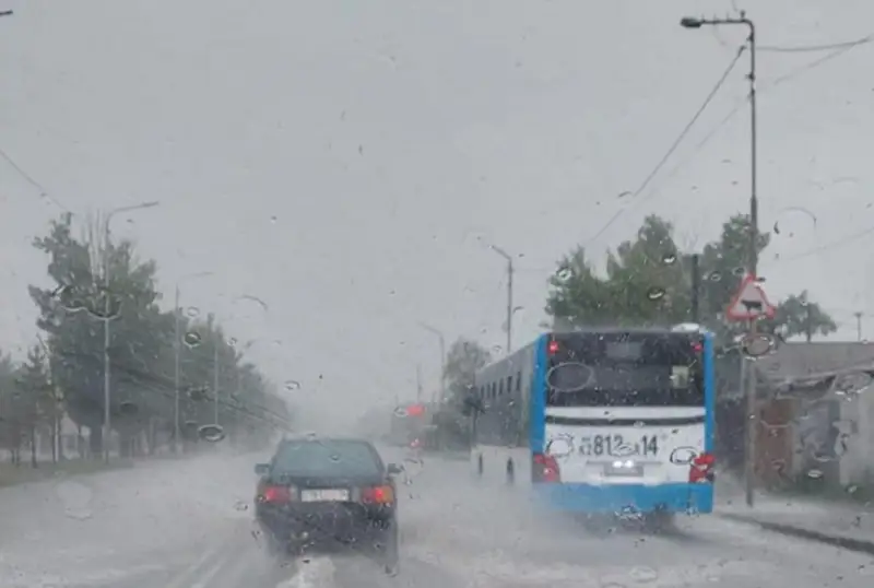 Непогода в Павлодаре: затопление улиц и отключение света