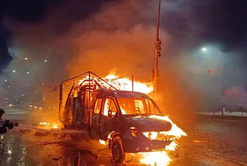 Мужчина получил ожоги при возгорании автомобиля в Астане