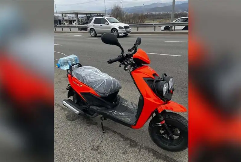 Водитель мопеда  сбил полицейского и пытался скрыться с места происшествия в Алматы