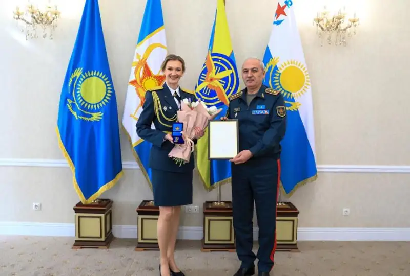 Министр обороны поздравил женщин-военнослужащих с праздником