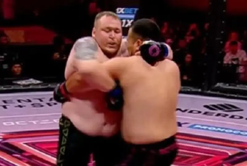 Нокаутом завершился бой казахстанцев на турнире в Алматы