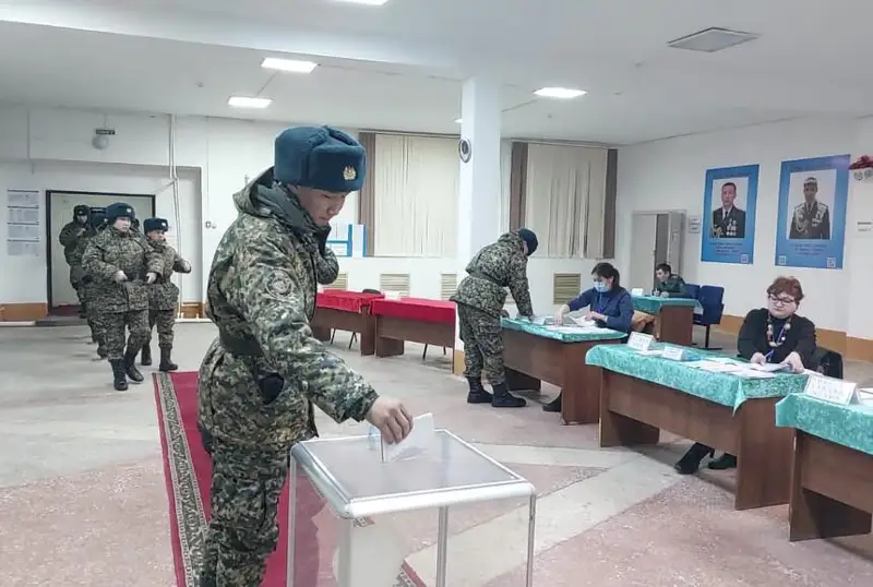 Военнослужащие в Караганде одними из первых проголосовали на выборах