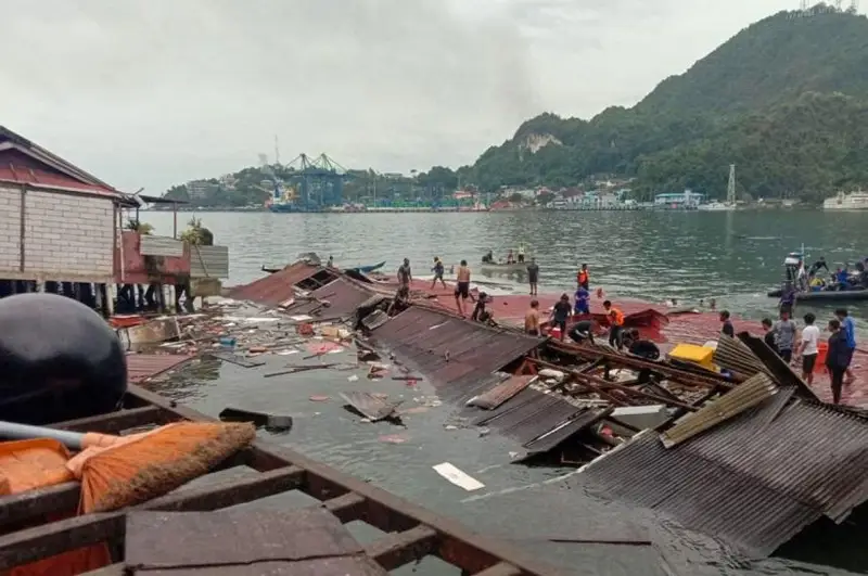 Indonezııada jer silkinip, tórt adam qaza tapty