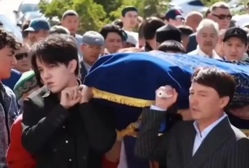 Димаш Кудайберген проводил дедушку в последний путь