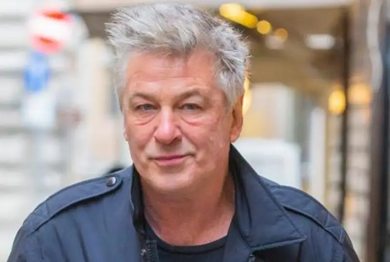 С актера Алека Болдуина сняли обвинения в гибели оператора Галины Хатчинс