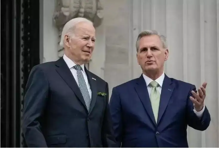 بايدەن مەن وكىلدەر پالاتاسىنىڭ سپيكەرى ا ق ش مەملەكەتتىك قارىزىنىڭ شەگىنە قاتىستى كەلىسىمگە كەلدى