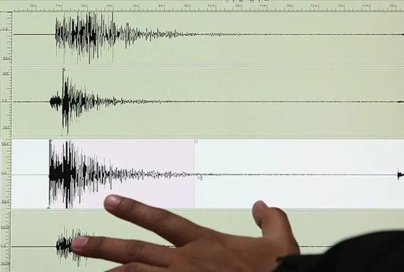 Indonezııada jer silkinip, bir adam mert boldy