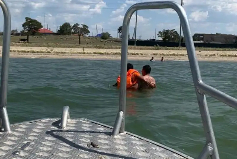Тонувшего мужчину спасли в Зеренде