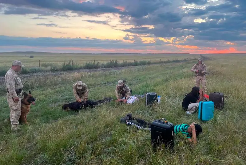 قازاقستانعا تۋريست رەتىندە كەلىپ، رەسەيگە زاڭسىز وتپەك بولعان شەتەلدىكتەر ۇستالدى - ۇ ق ك