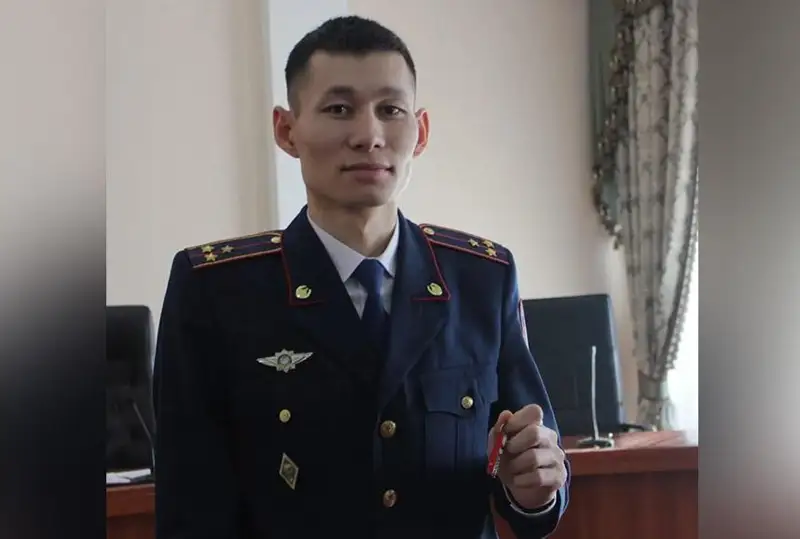 Спасший сорвавшуюся с балкона девушку  полицейский получил квартиру в Аркалыке