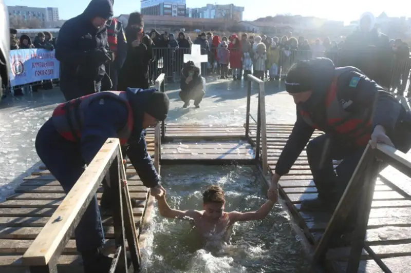 Более 3 тысяч человек приняли участие в крещенских купаниях в Атырауской области