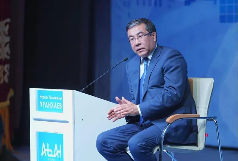 Аким области Абай ответил на 40 проблемных вопросов жителей Семея