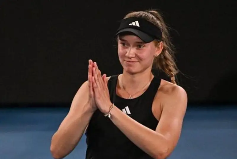 Елена Рыбакина ушла в отрыв от действующей чемпионки Уимблдона