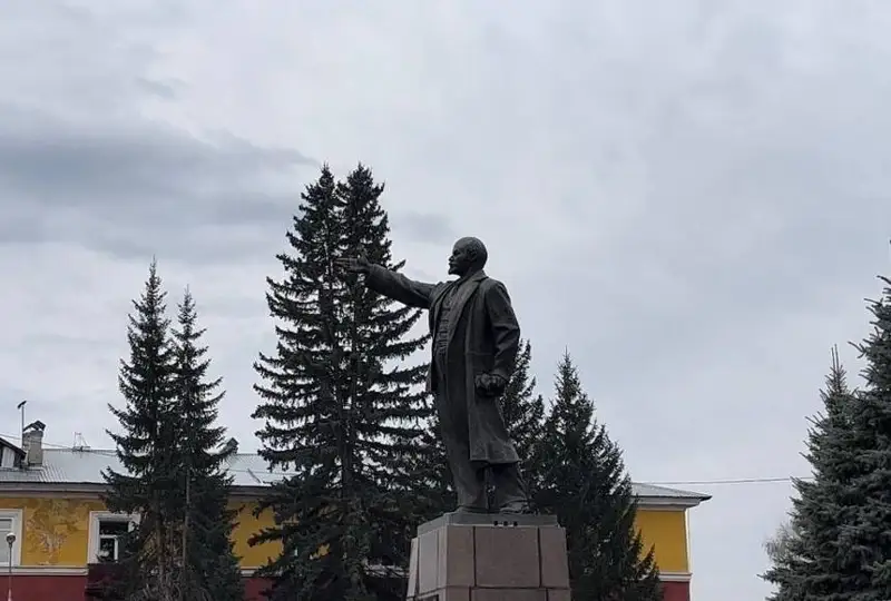 التاي قالاسىندا جوندەلىپ جاتقان لەنين ەسكەرتكىشى قيراپ قالدى