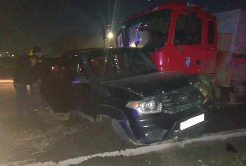 Внедорожник и грузовик столкнулись на трассе в Талдыкоргане