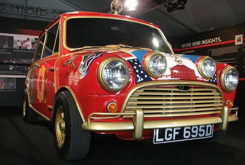 60 jyl buryn «Bıtlz» mingen Mini Cooper S London kórmesine qoıyldy