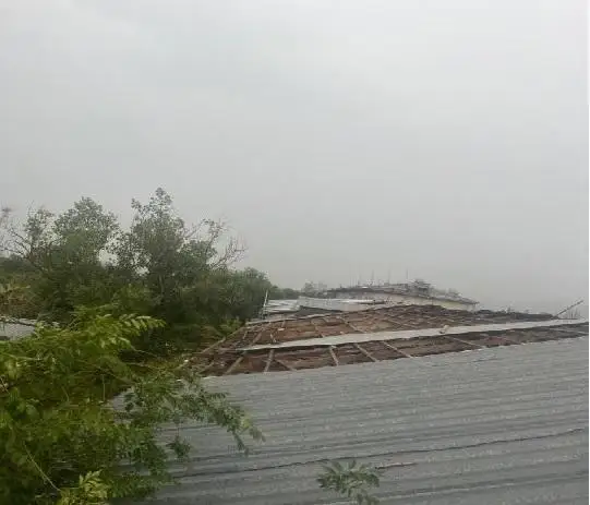 Шквальный ветер повредил крышу общежития в Каскелене