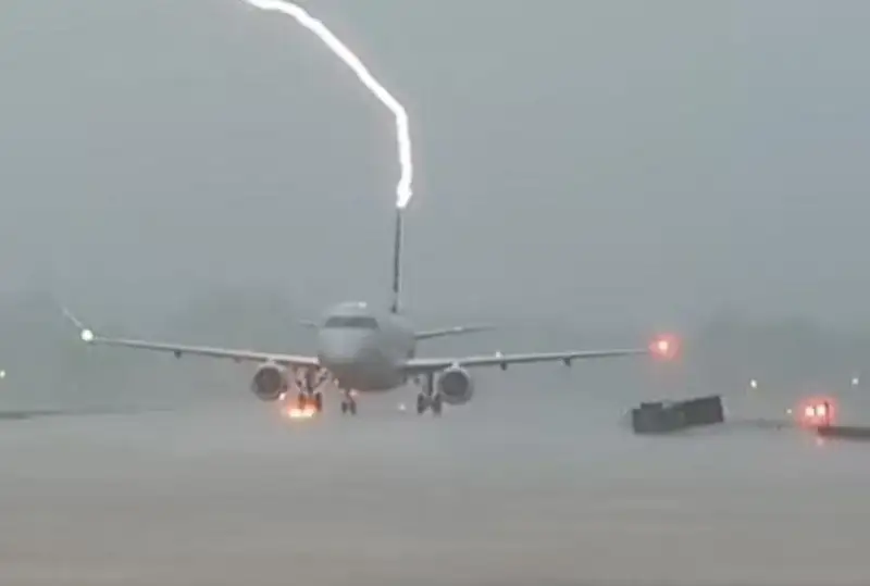 جولاۋشىلار ۇشاعىنا نايزاعاي سوقتى