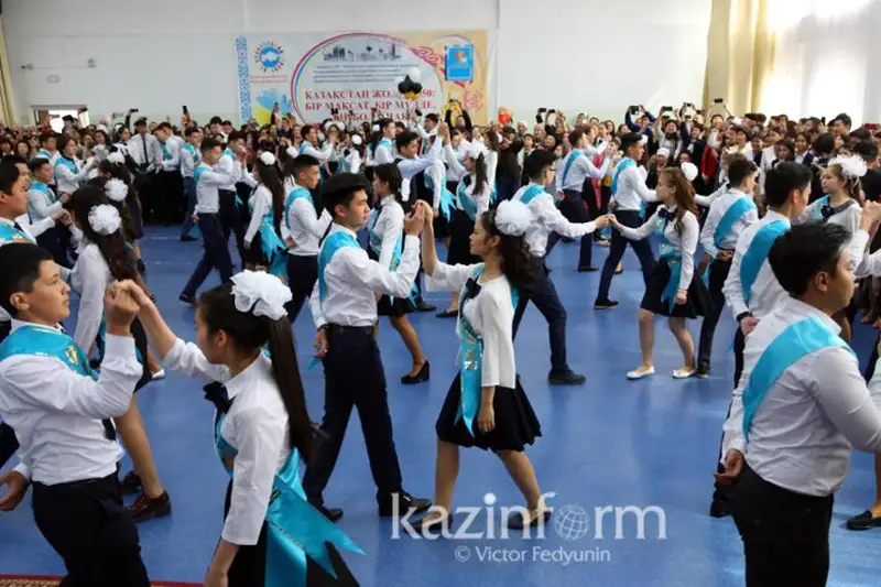 Выпускные школьные балы пройдут в стенах учебных заведений в Атырау